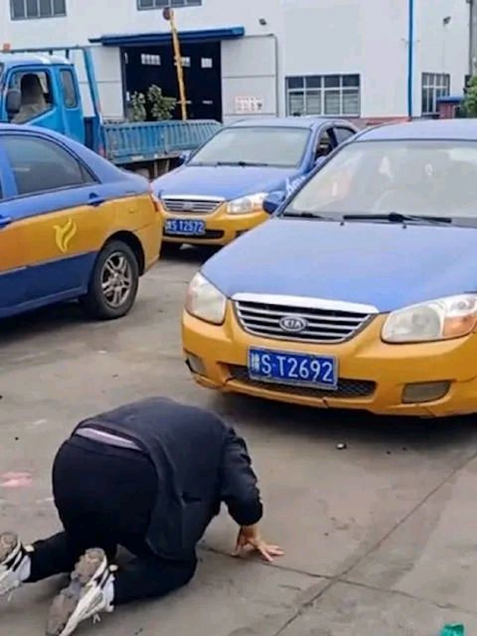 出租車司機在車輛報廢時跪地磕頭感謝引廣泛關注.