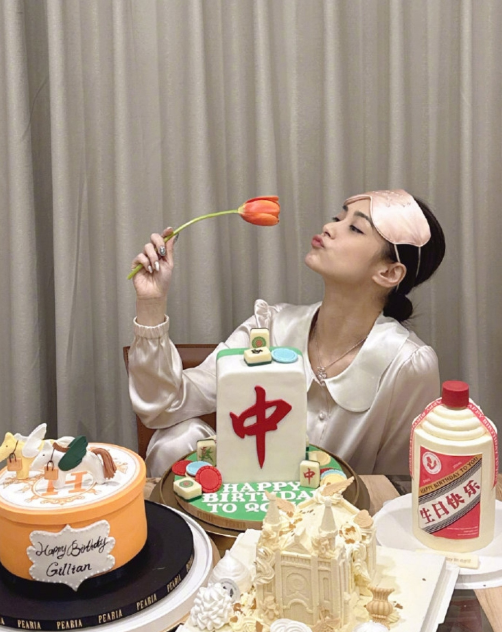 阿娇生日赶上春节,她晒出4个蛋糕个性十足,戴眼罩素颜出镜依然超美.