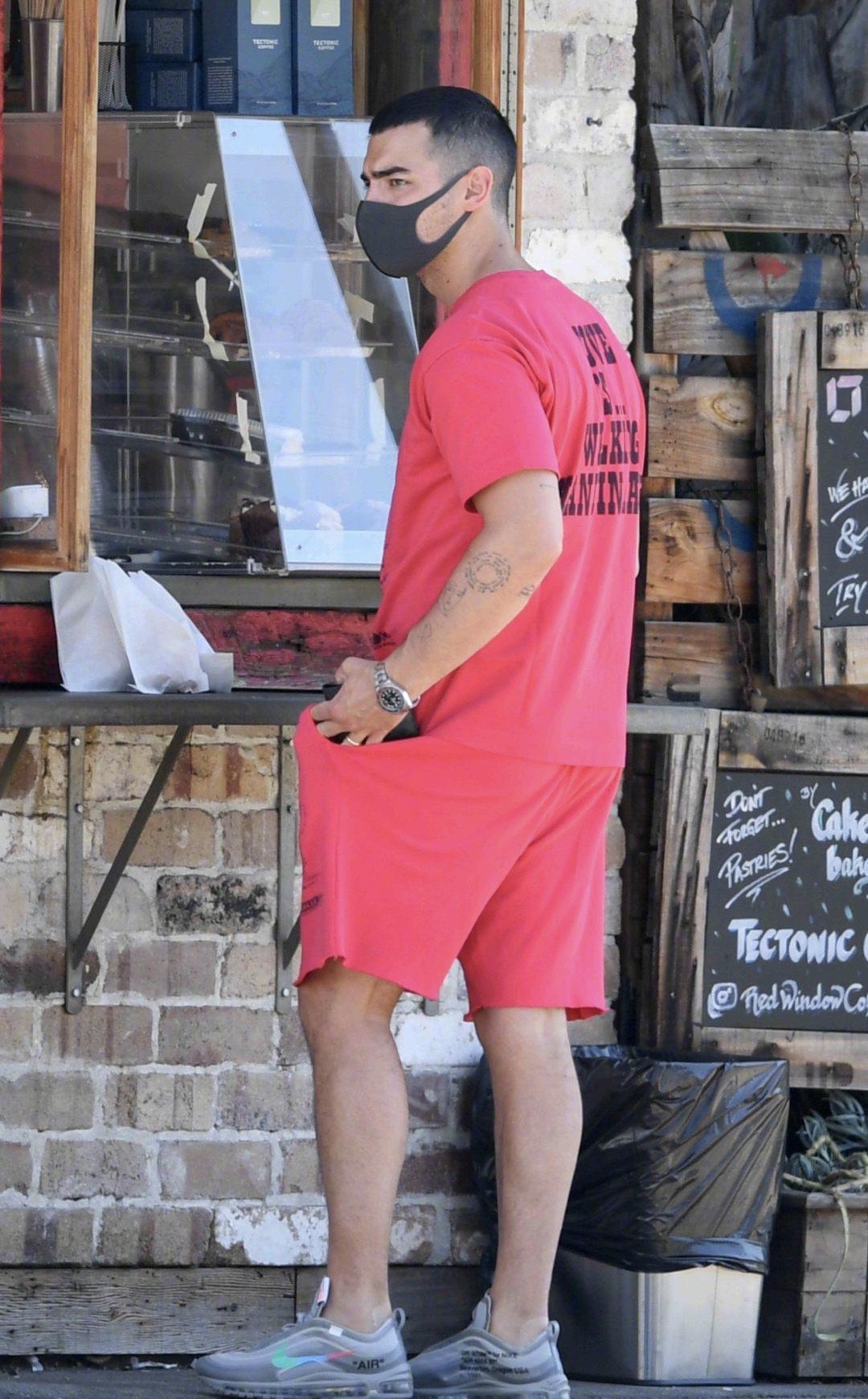 乔·乔纳斯(joe jonas)最新街拍照