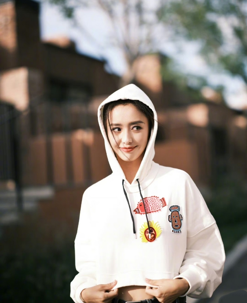 佟丽娅好会穿呀 愣是把自己穿年轻了10岁的样子 身穿白色超短款连帽