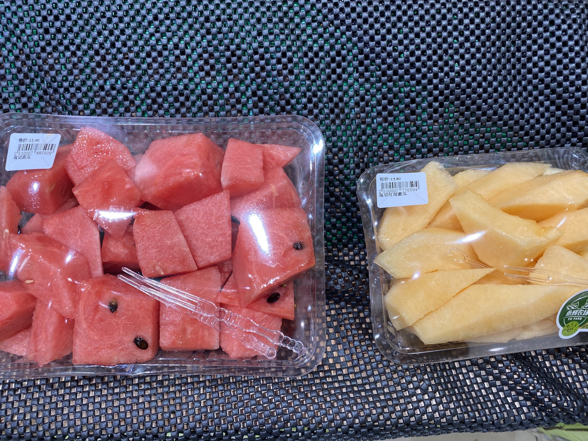 西瓜切成两半配两个勺子和西瓜切成块装在盒子里你更喜欢买哪种?