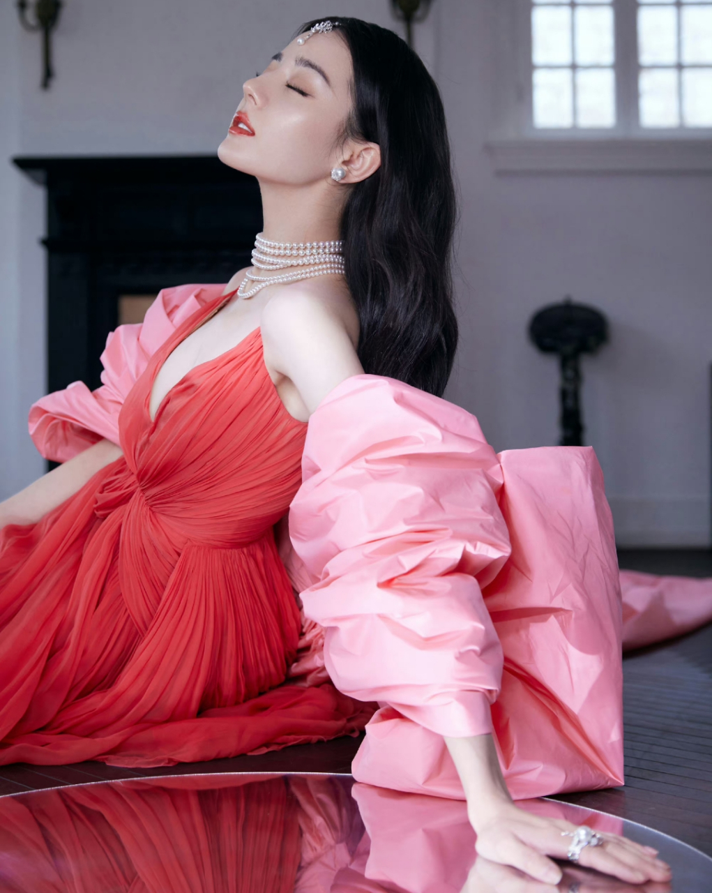 前段时间的微博之夜,迪丽热巴一身粉色长裙出席红毯,更是尽显好身材.