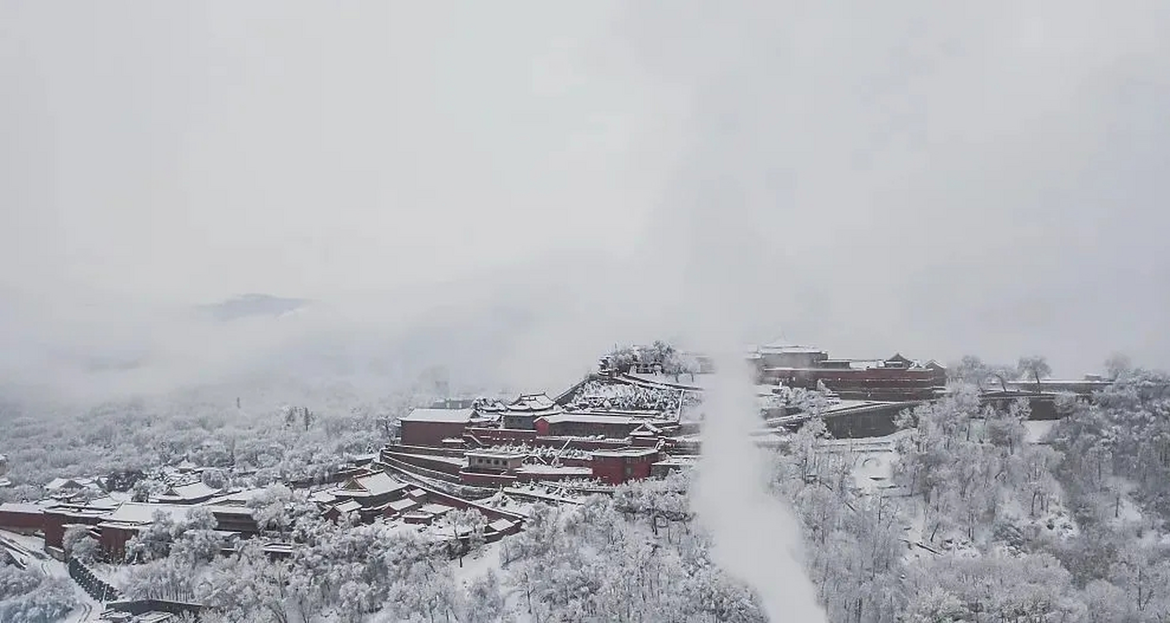一场大雪让五台山  悄悄地美成了一座  颜值和实力并存的网红目的 