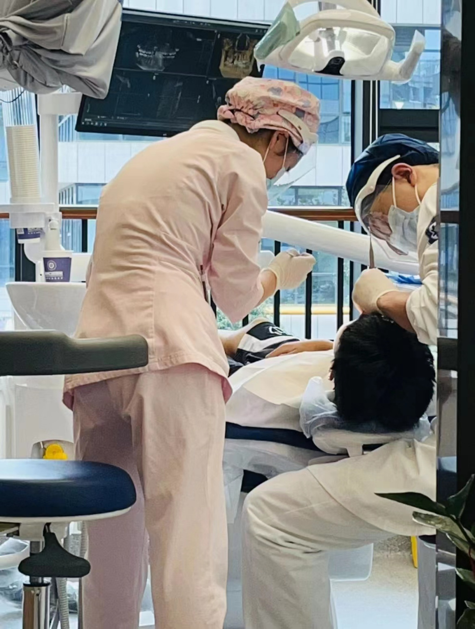 不愧是医院啊,之前牙黄口臭太严重,请假去了趟口腔科,医生就给我这两