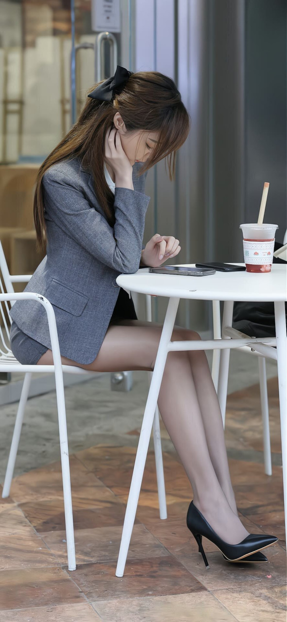 美女的灰丝让我看着迷了#美腿丝袜高跟鞋
