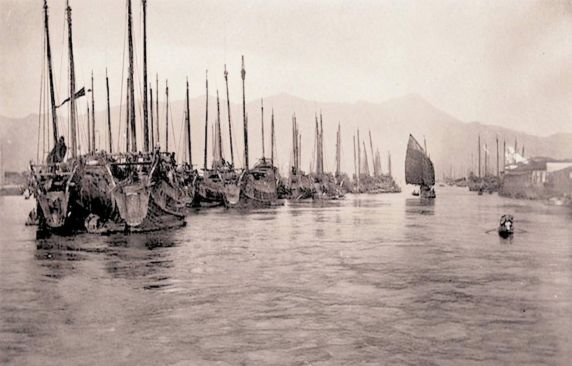 老照片   清末民初  福州闽江上停泊的货船景象,浩浩荡荡,太壮观了.