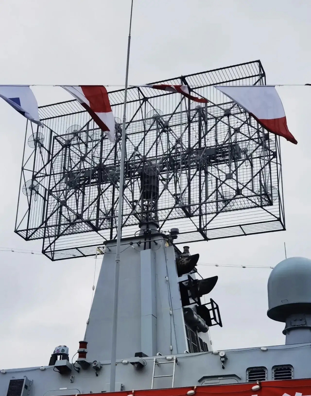 052dl上的苍蝇拍,其实属于米波雷达.米波雷达号称雷达界的"哨兵",其优