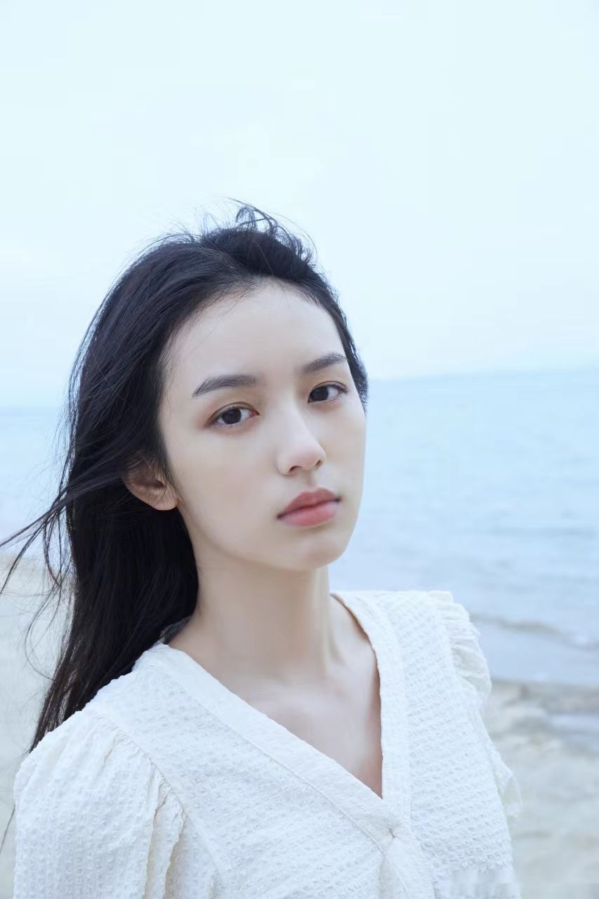 与那些老戏骨相比,周也虽然出道时间不长,但她的