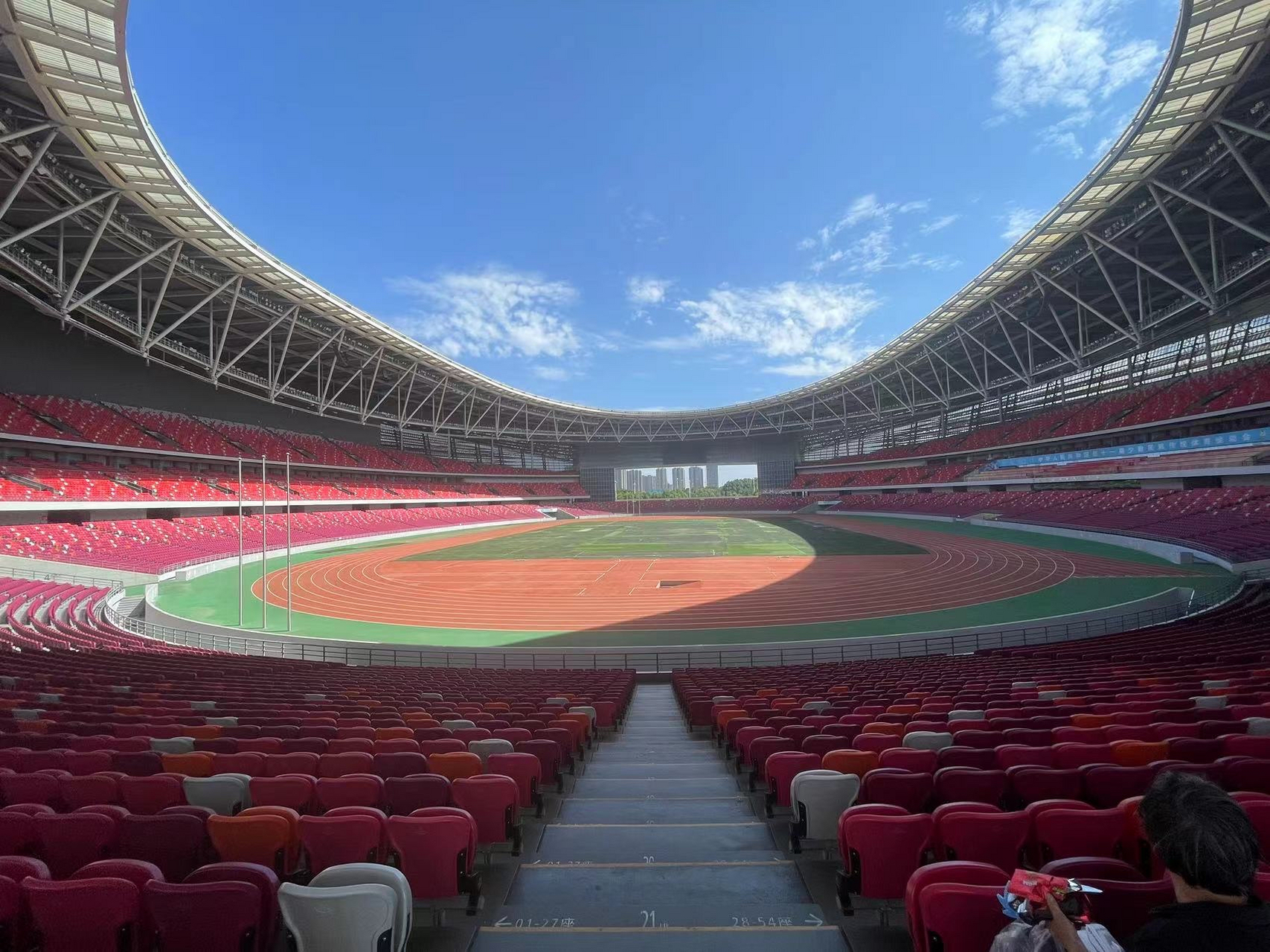 郑州奥林匹克体育中心位于郑州市中原区西四环东50米,郑州植物园北侧.