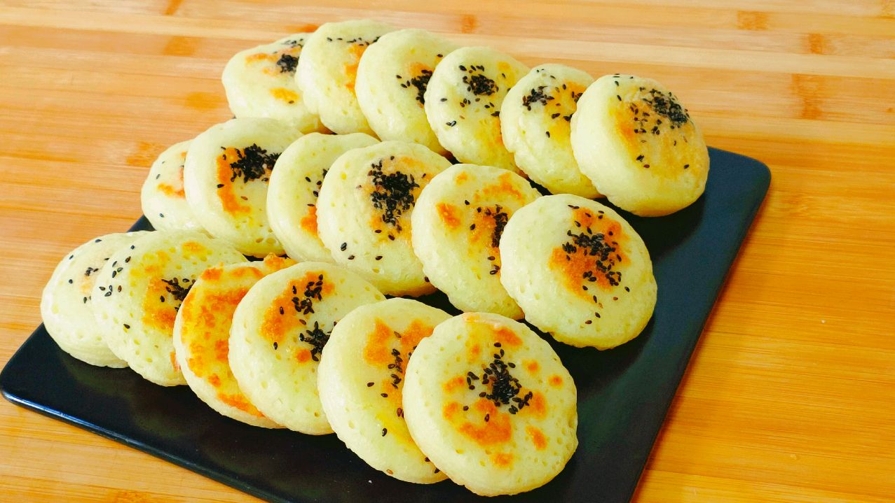 一斤大米,一把小葱,做香煎米糕,蓬松萱软有嚼劲,比蒸糕好吃