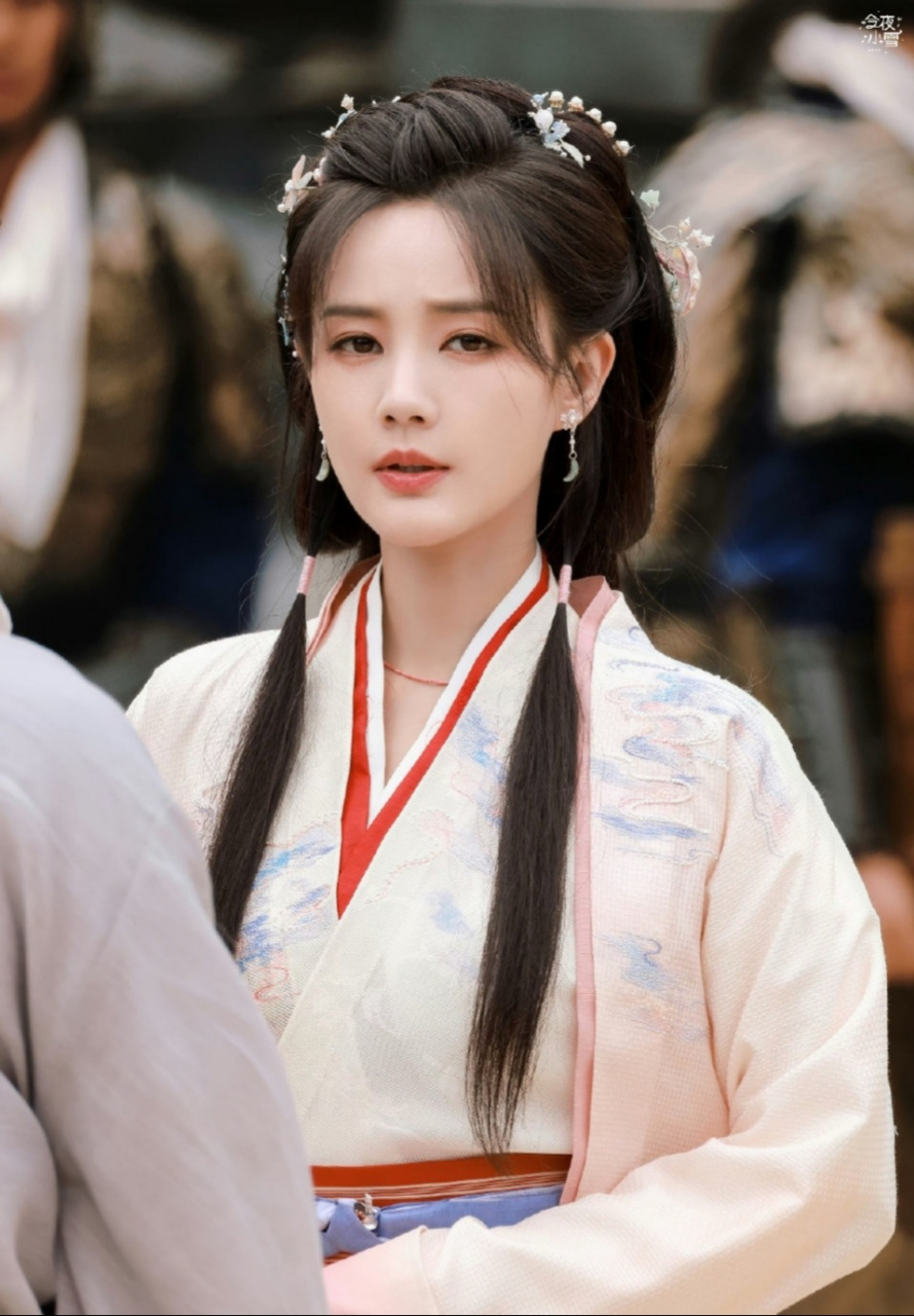 猜这张是李一桐还是白鹿?