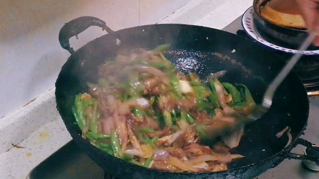 小伙买了一斤多剔骨牛肉,配二荆条和洋葱爆炒,大口的吃太过瘾了