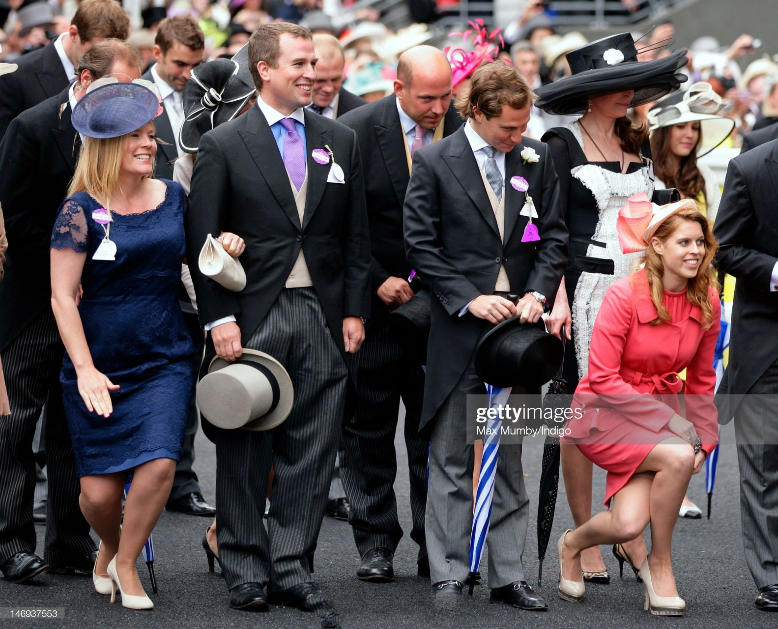 英国王室的屈膝礼——有东倒西歪,有仪态万方[灵光一闪];有扣扣搜搜