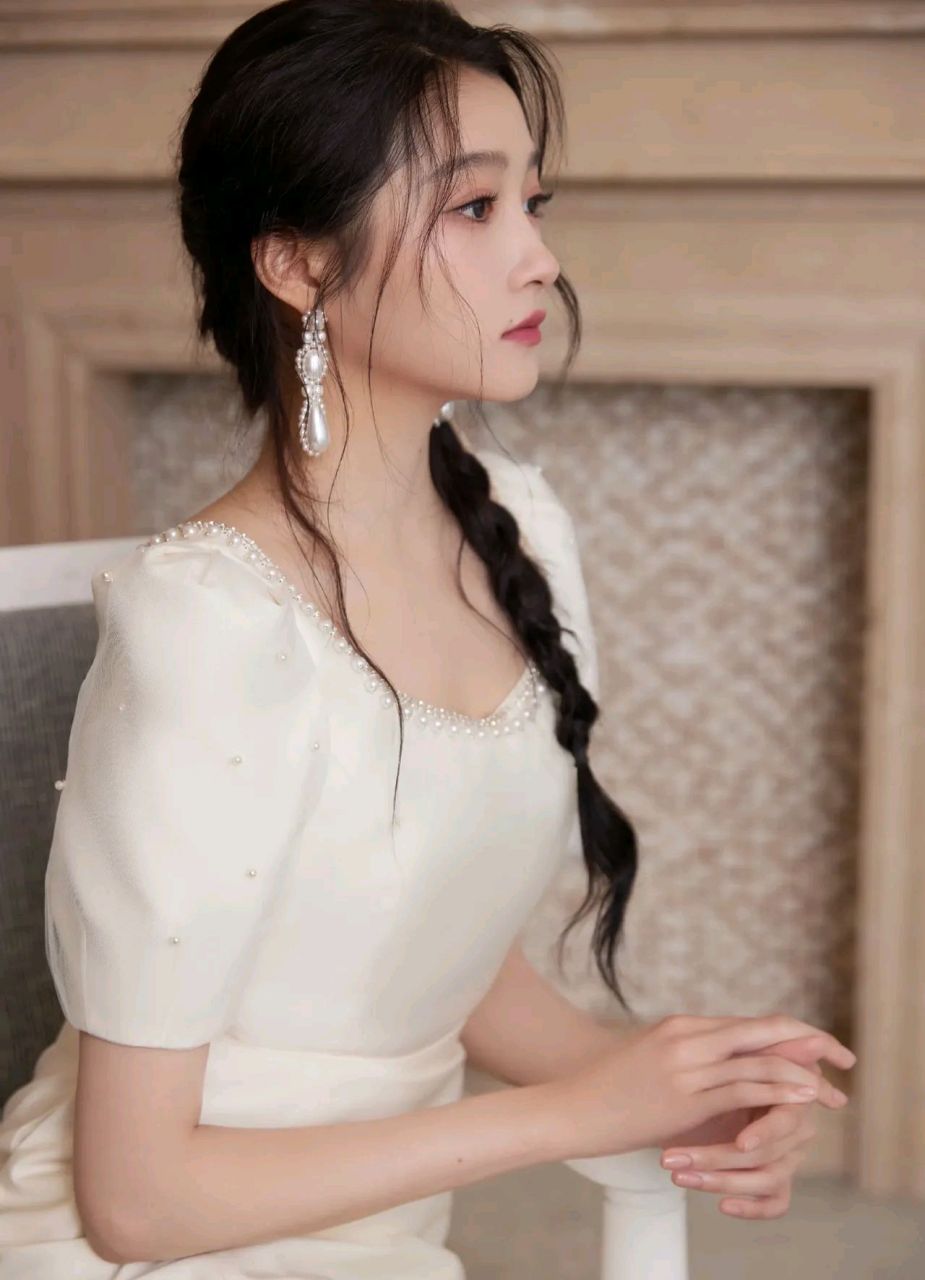 关晓彤甜美麻花辫造型#一眼沦陷# #惊艳瞬间# #娱乐八卦