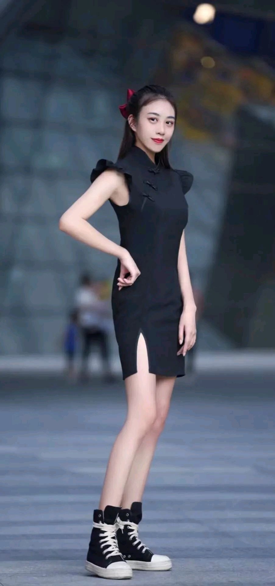 旗袍配运动鞋也别有一番分味