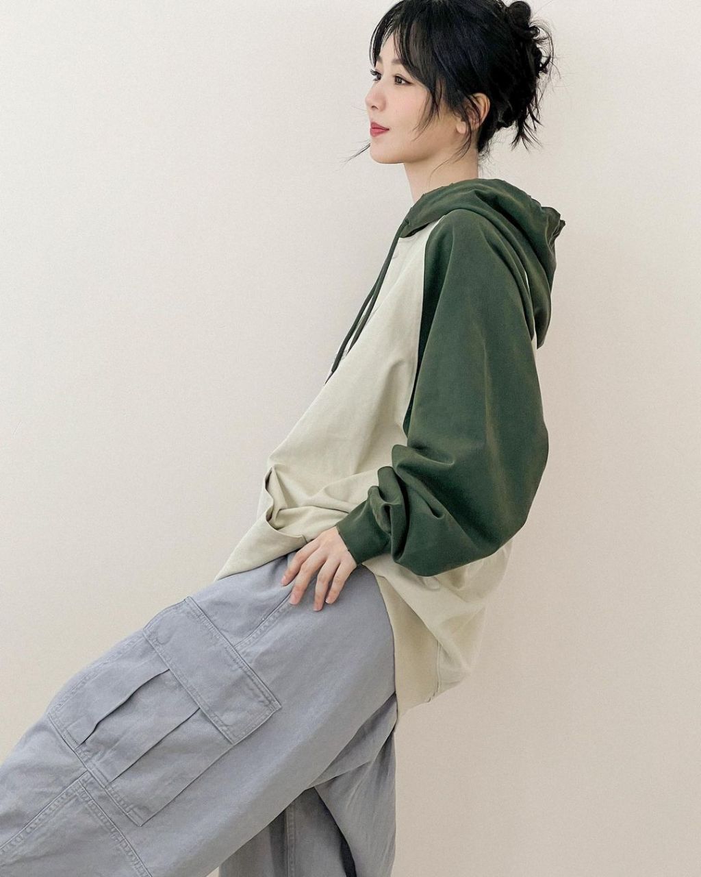 杨紫ins最新更新的这套穿搭: 上身选的是宽松连帽的卫衣 下装是工装裤