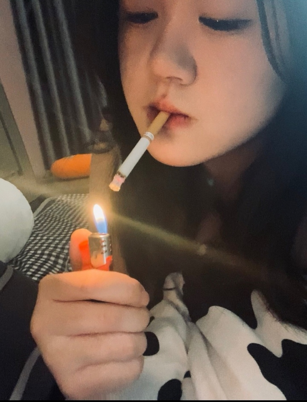 初中女孩叛逆抽烟图片