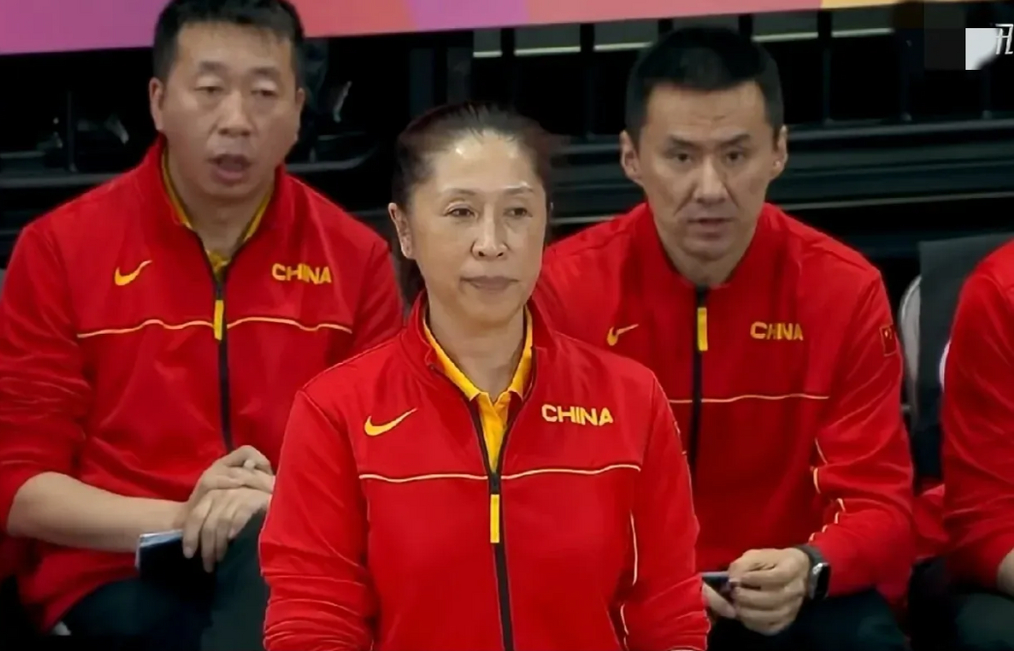 中国女篮主教练--郑微  1963年9月27日出生于湖北武汉,年近60岁.