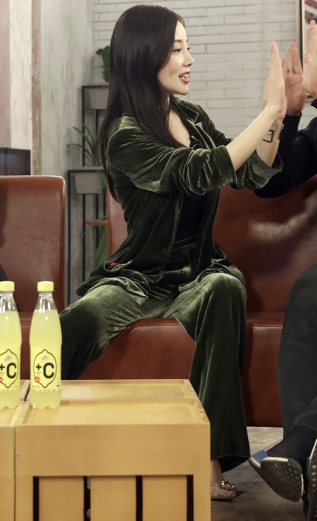 李小璐绿色西装