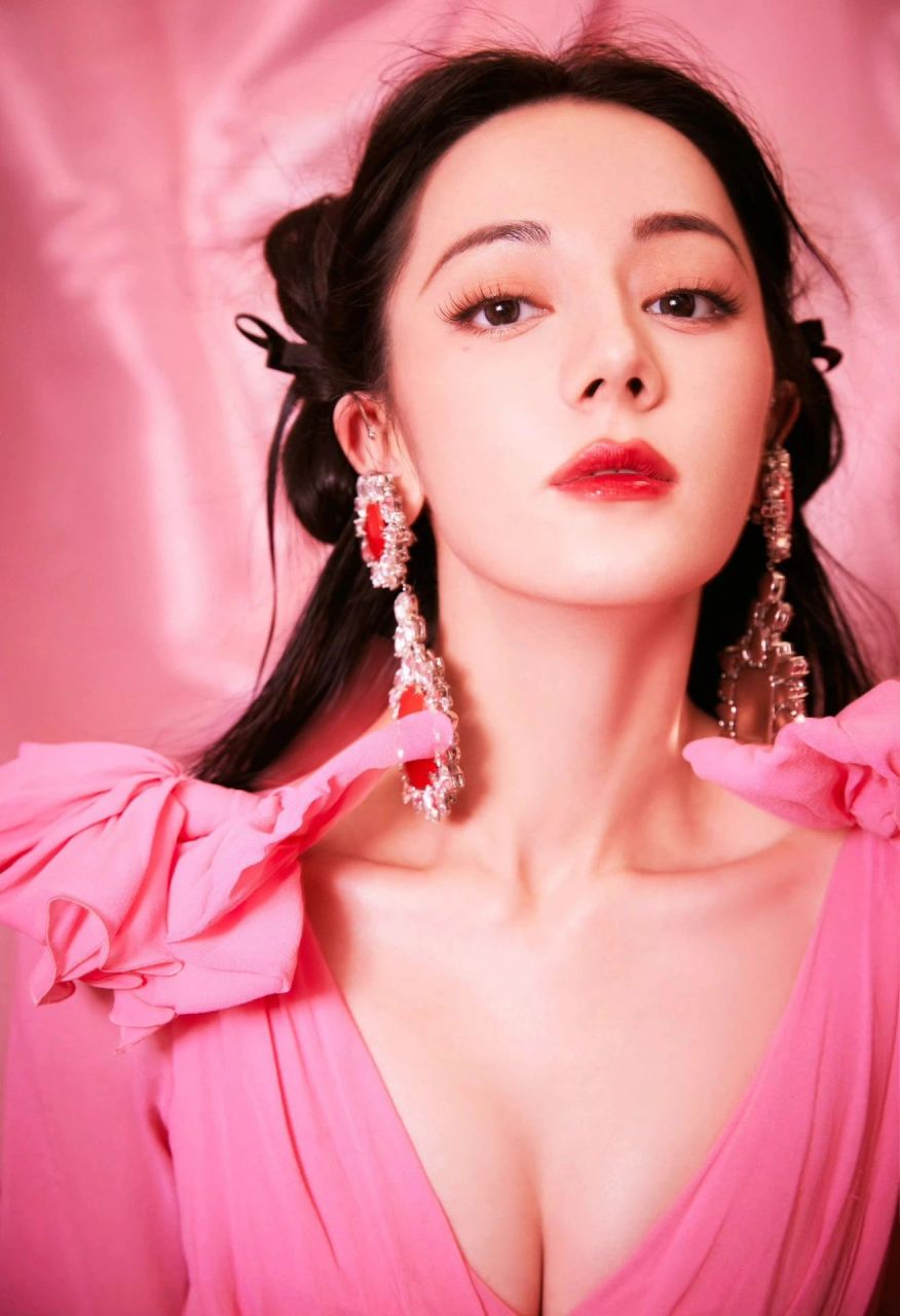 迪丽热巴拍新造型,穿粉色v领连衣裙秀大长腿,甜美与性感并存,粉嫩嫩的