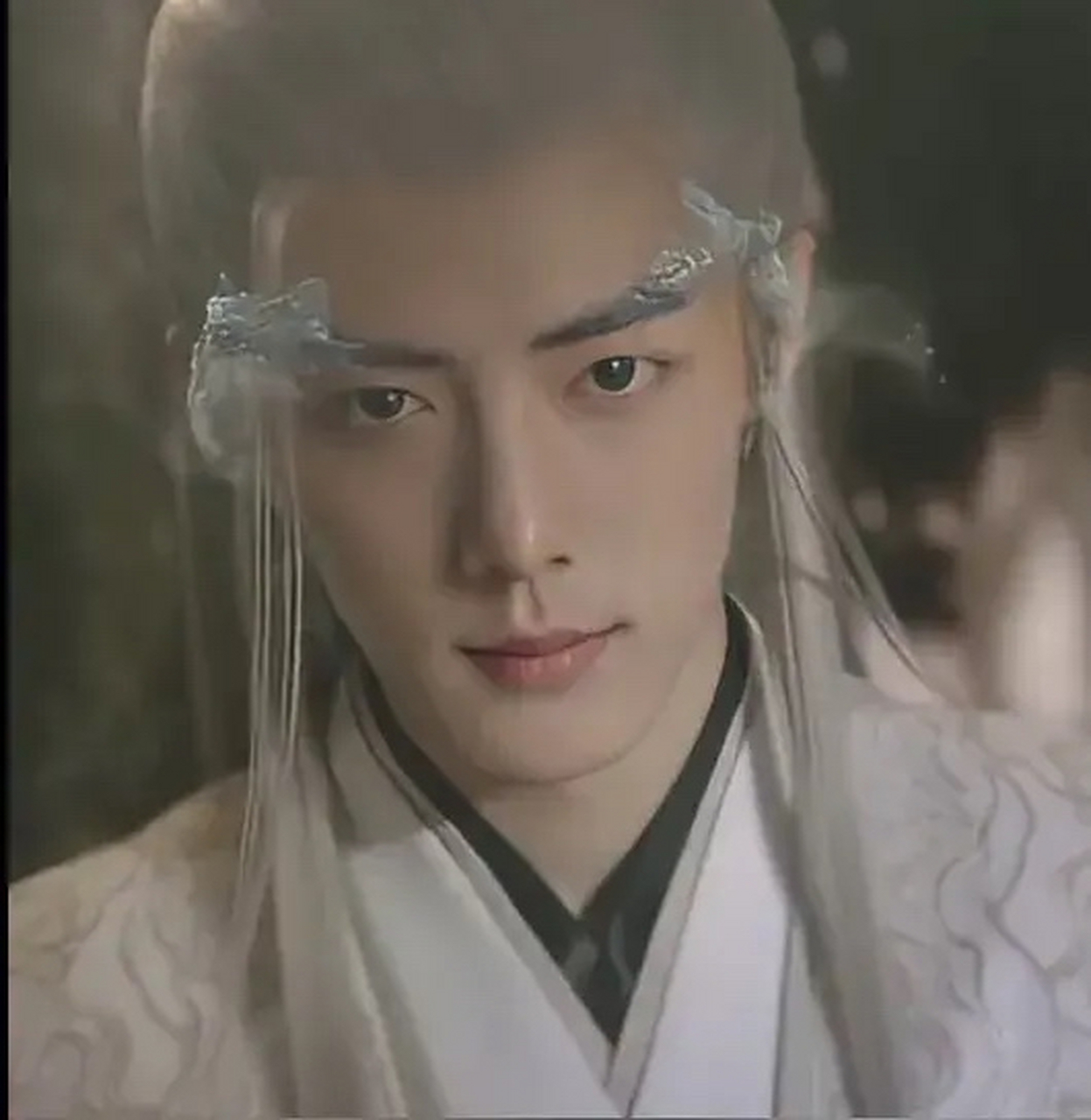 肖战是否适合饰演《长相思》中的相柳角色引发了网友们的激烈讨论.