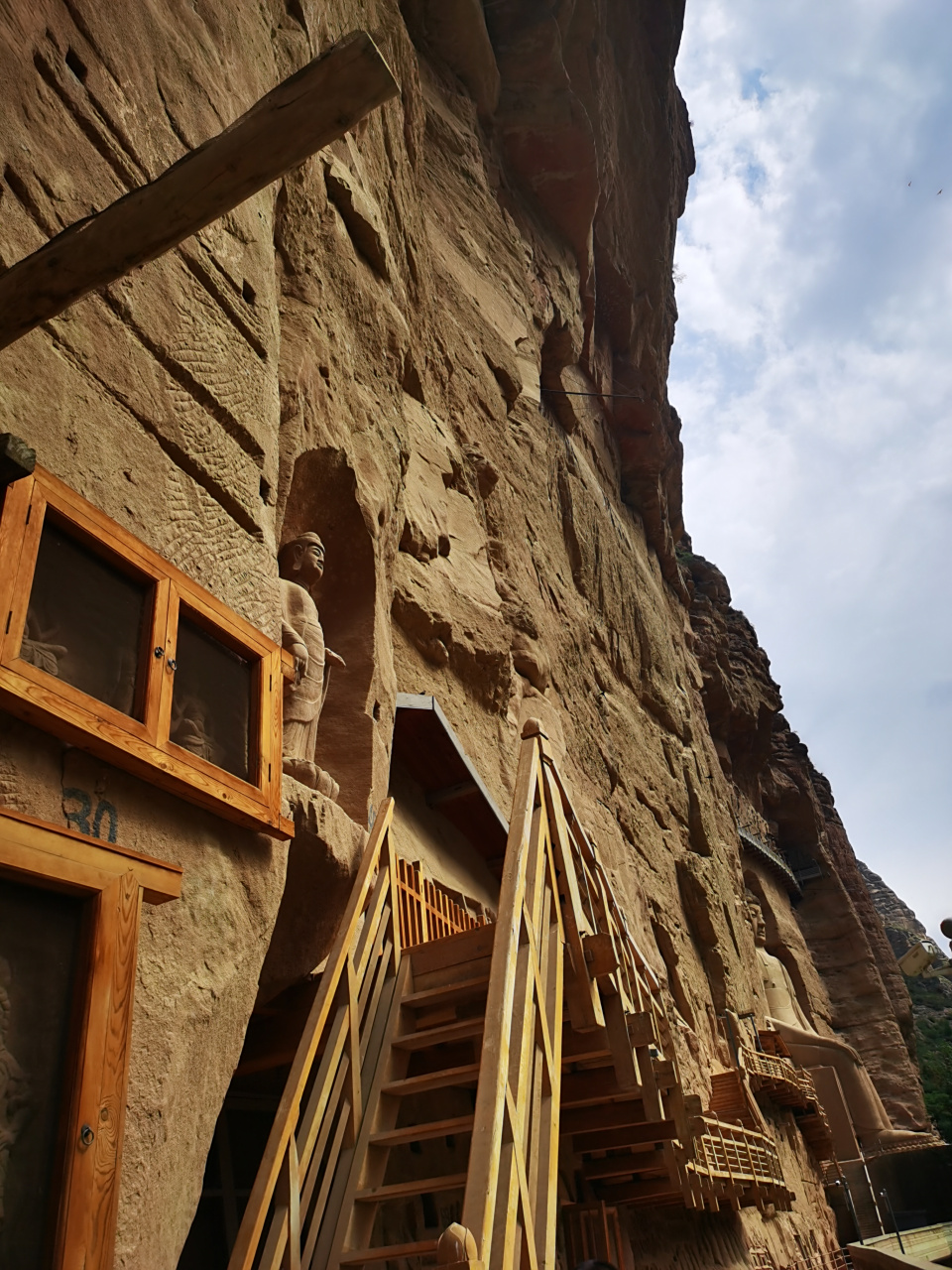 炳灵寺石窟位于丝路南线,临夏回族自治州永靖县境内,刘家峡水库上游的