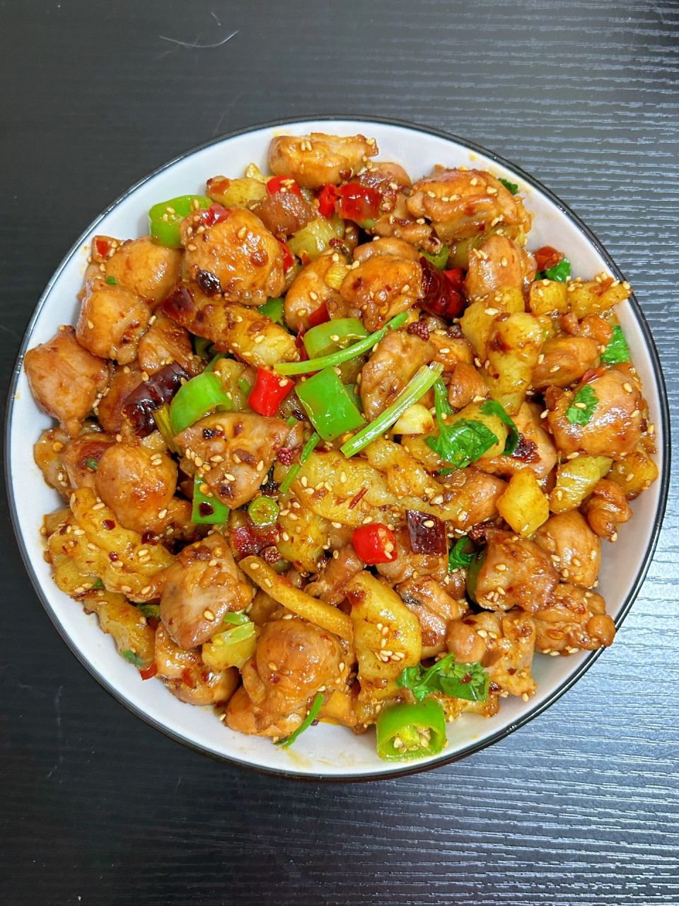 这个干锅鸡真的绝 太香了 可以吃好几碗米饭!