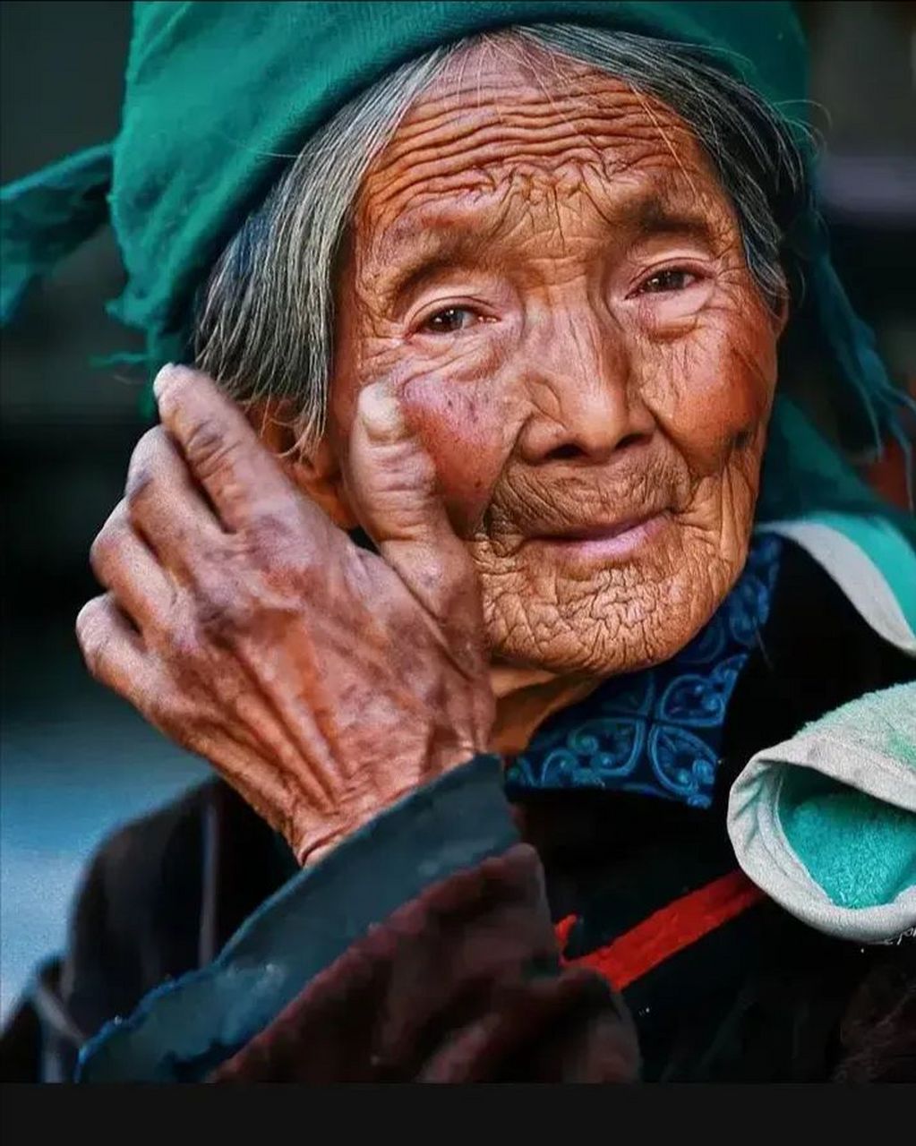 102岁老人含泪抱怨 她有五个孩子在军队服役. 都死在了战场上.