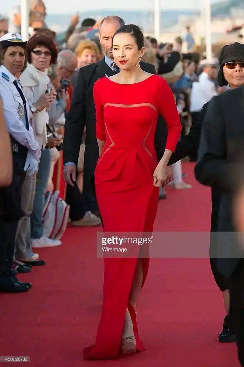 章子怡这身红色连衣裙,色彩饱和度极高,不仅让妩媚气息得到更好的