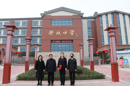 陈玮旭副检察长受聘担任漯河市郾城中学法制副校长