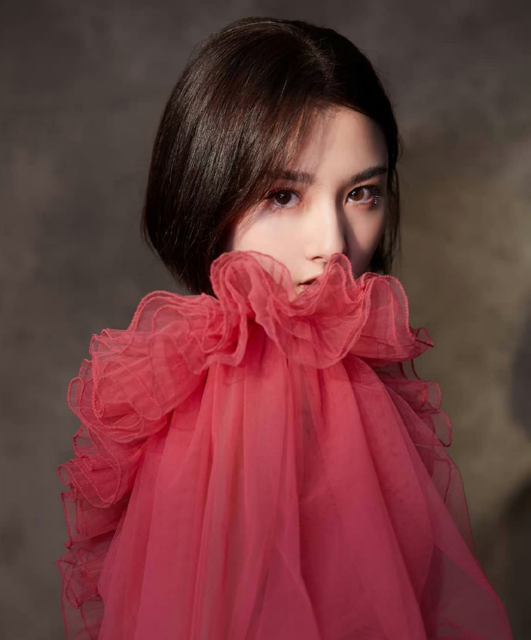 宋祖儿# 一袭红色抹胸纱裙,清纯甜美的容颜,窈窕曼妙的身材,丰满傲人