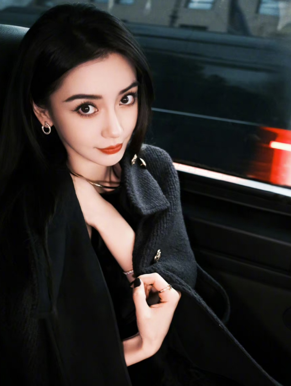 杨颖angelababy独自现身,素颜戴口罩十分低调,她看镜头的眼神有点疲惫