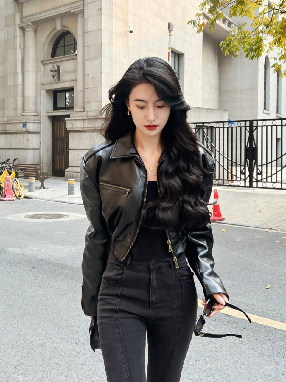 复古机车女孩上线 复古未来机车风穿搭 帅得有一套呀