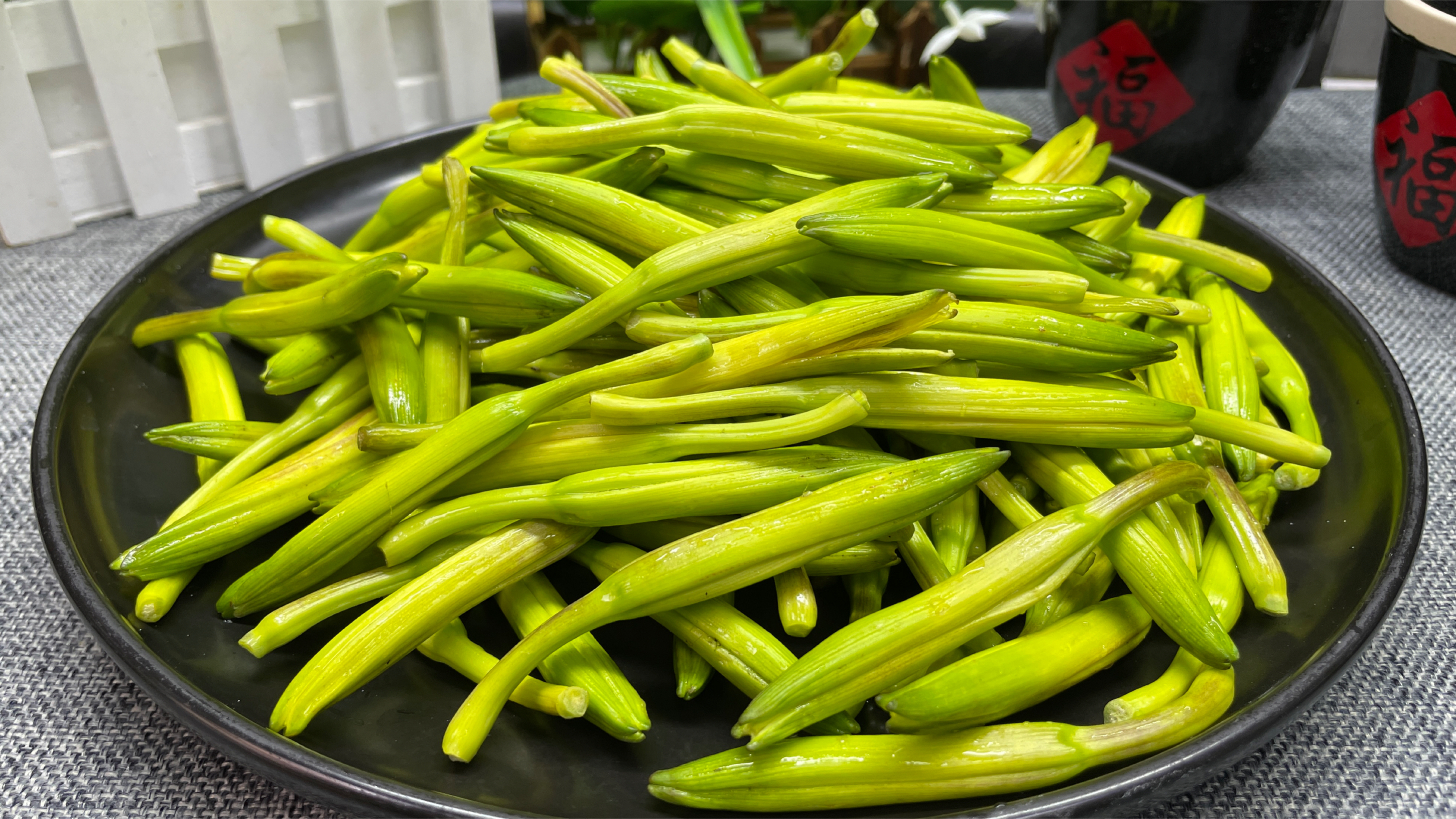 黄花菜用清水焯水是大错！大厨教你处理方法，毒素跑光光，真实用