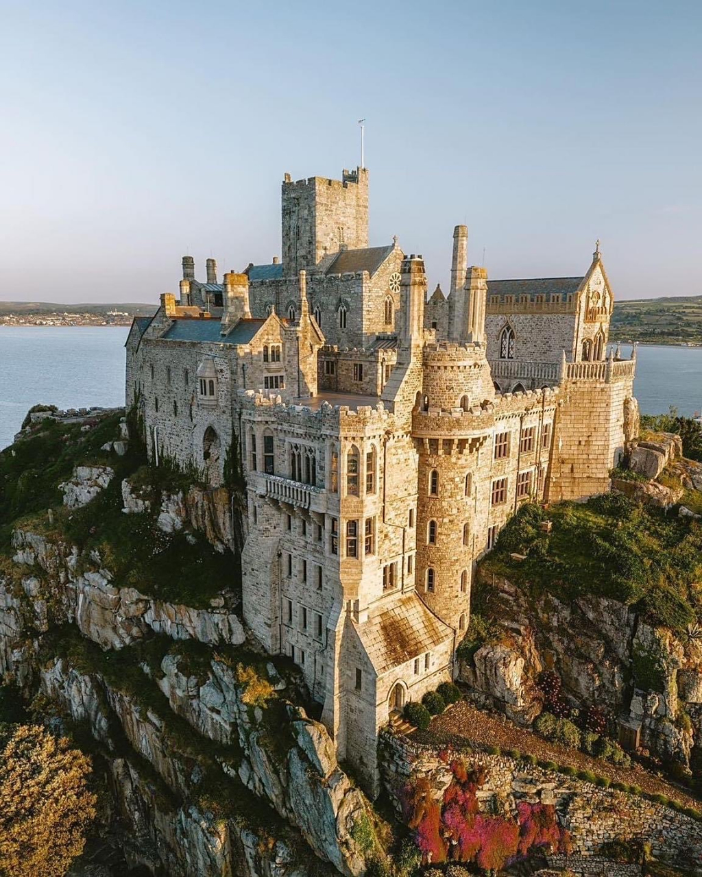 圣迈克尔山城堡是位于英格兰南部康沃尔郡的一座岛屿城