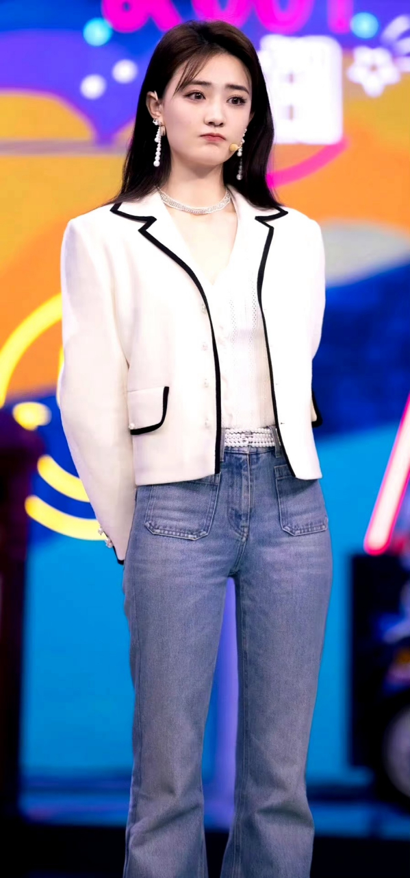 徐璐的紧身裤尽显身材