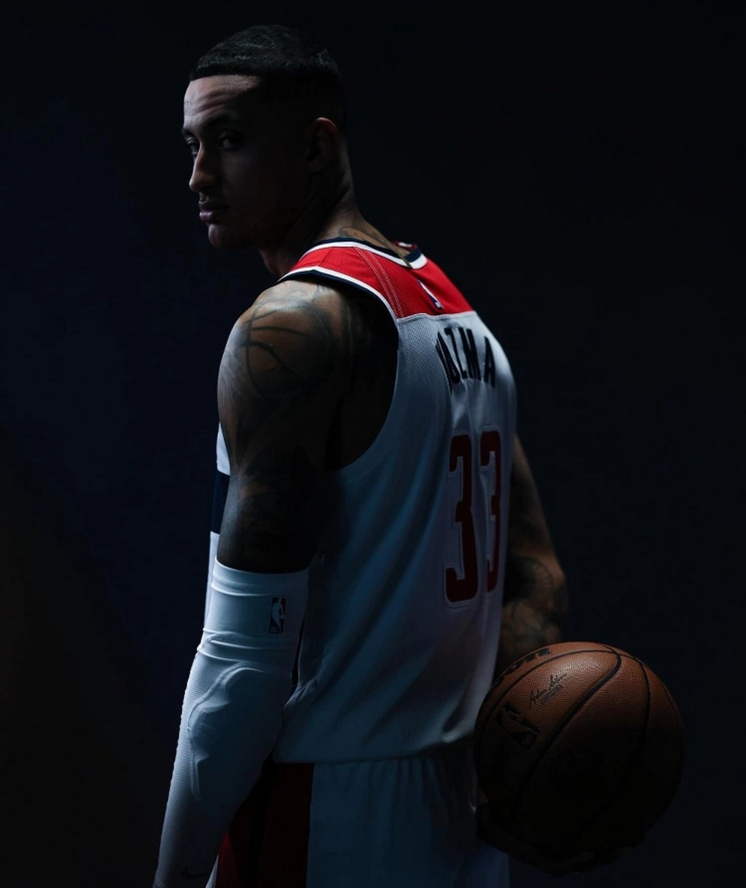 库兹马晒定妆照 对比大胆穿衣风格帅气十足  北京时间9月24日消息