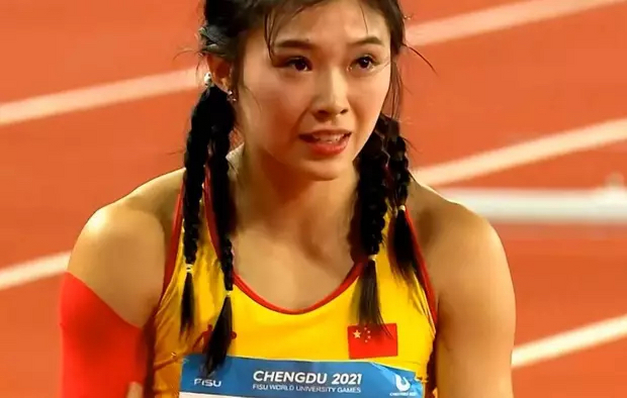 在成都大运会田径赛场上,女子100米栏决赛呈现了一场精彩的对决.