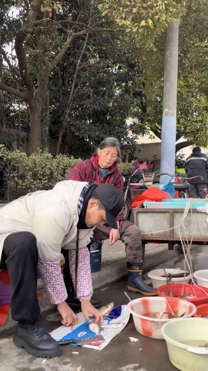 (3月2日,知名演员李飞更新视频,曝光了自己摆地摊卖鱼,李飞穿着雨靴