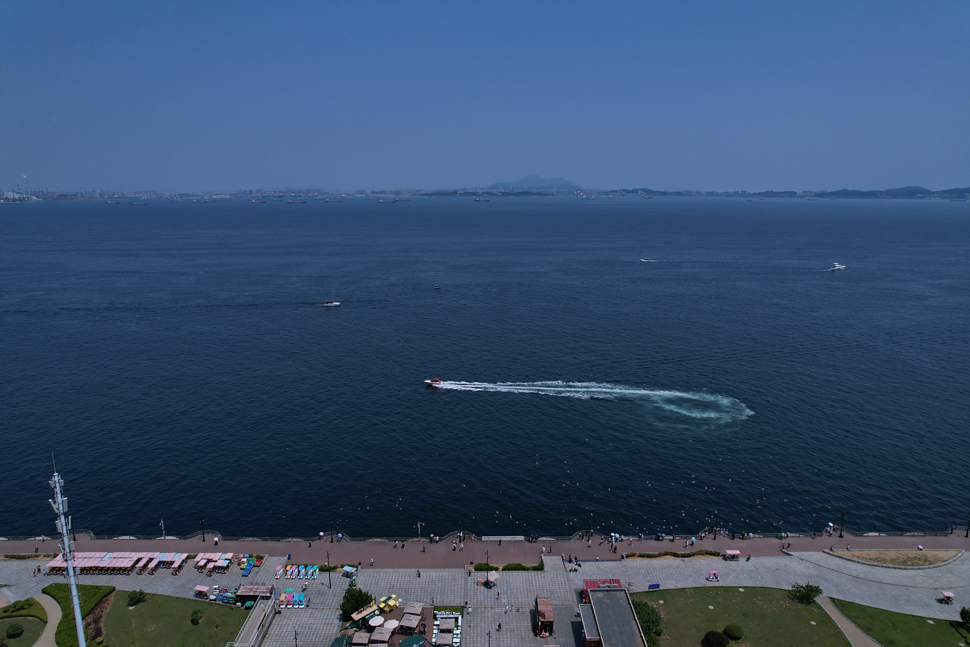 海味辽宁# 航拍大连东港新区一个场景—蓝色港湾滨海乐园 游艇 帆 