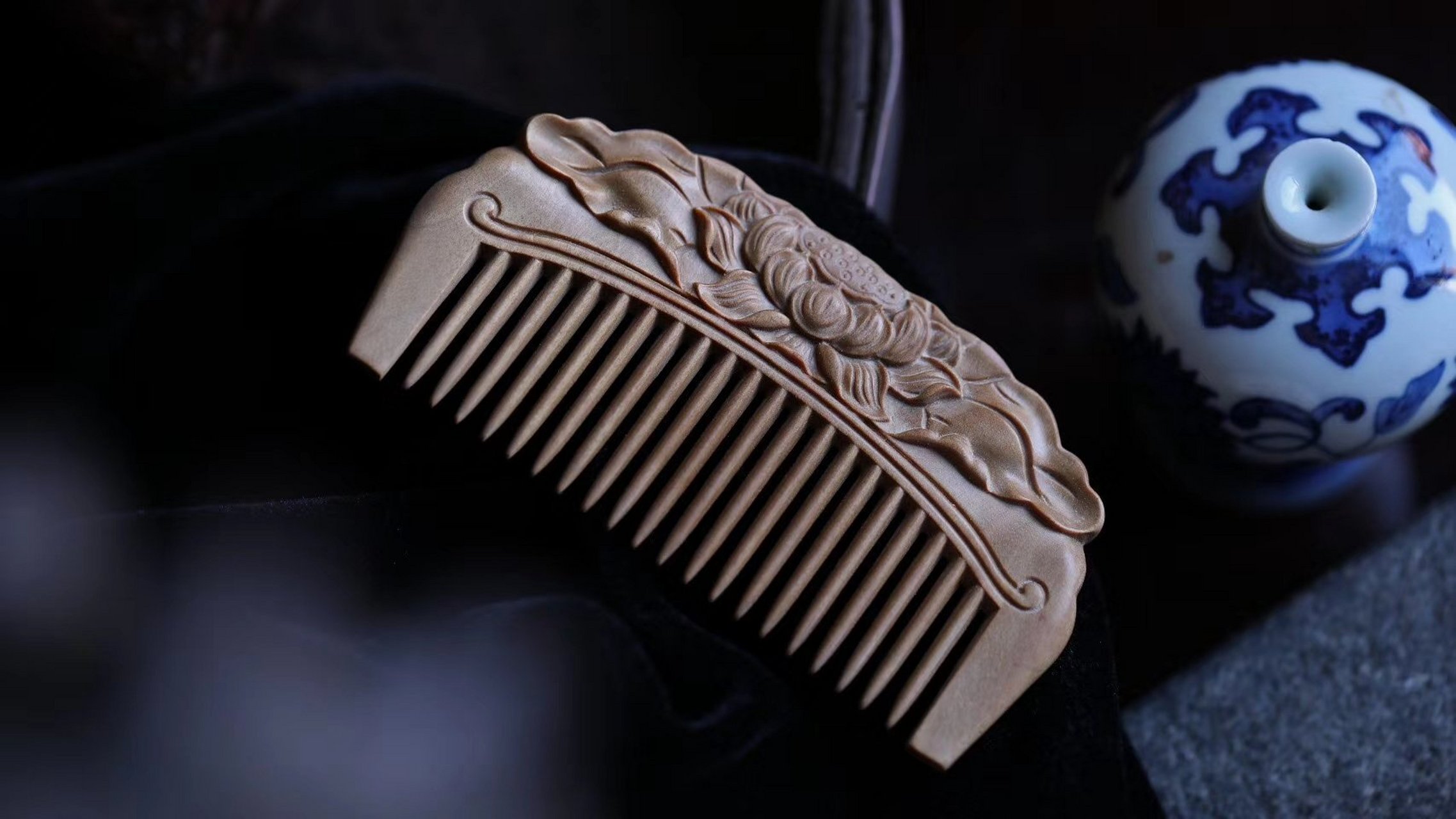 老山檀【莲】木梳  一把梳子 无需言语 用最长情的陪伴 梳理万丝的