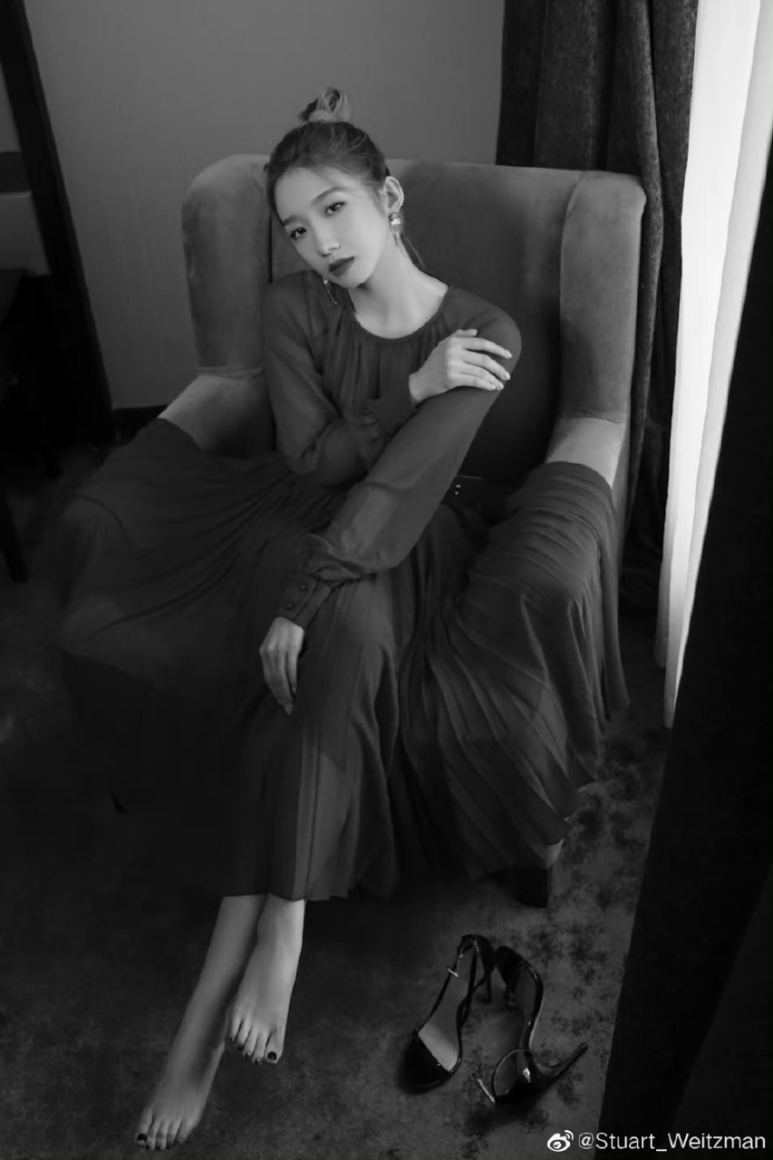 孟美岐时尚摆拍照,美美的脚丫子搭配性感的一字带凉鞋气质满满.