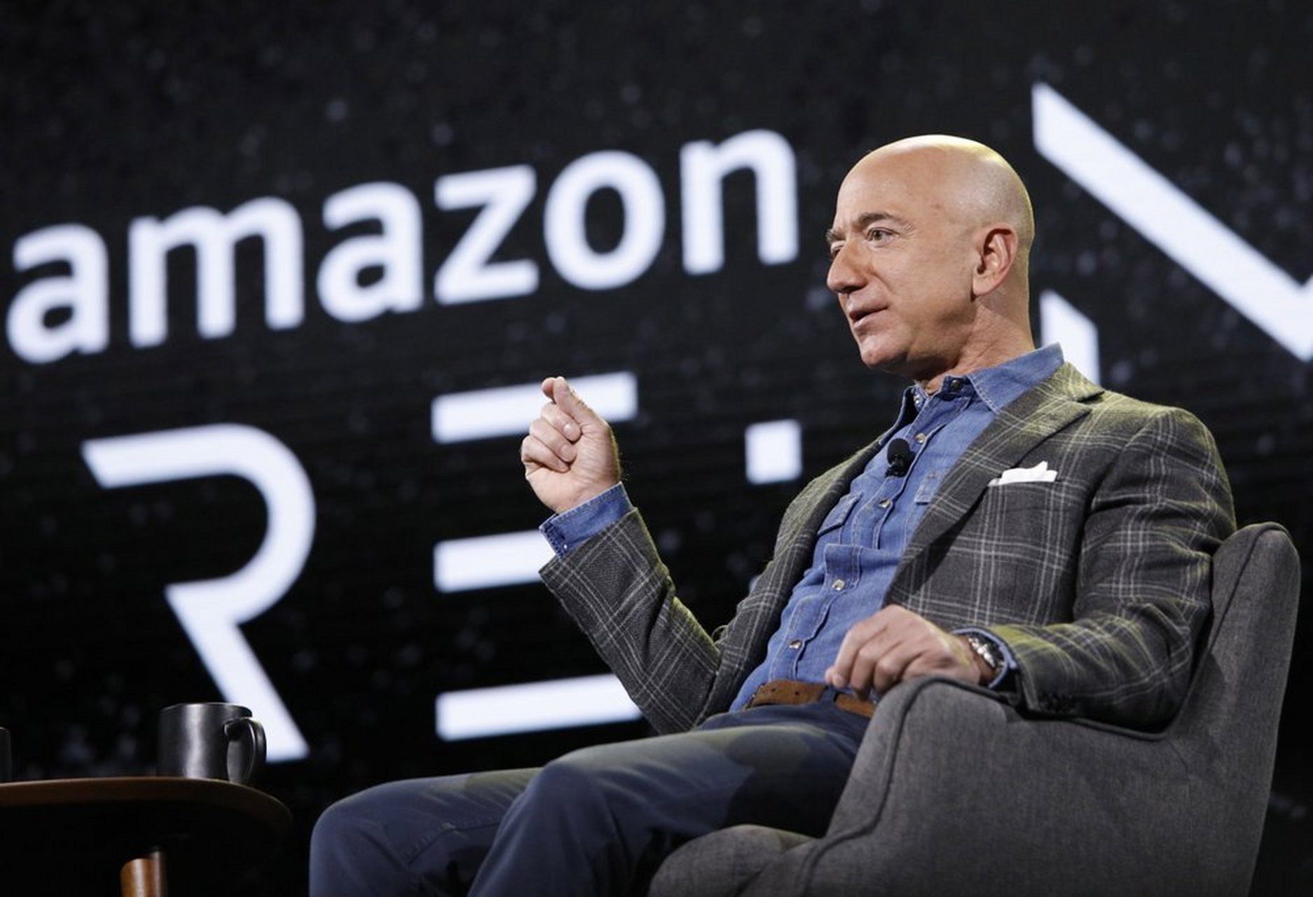 贝索斯辞去亚马逊ceo一职 杰夫·贝索斯(jeff bezos)周二宣布,他将在