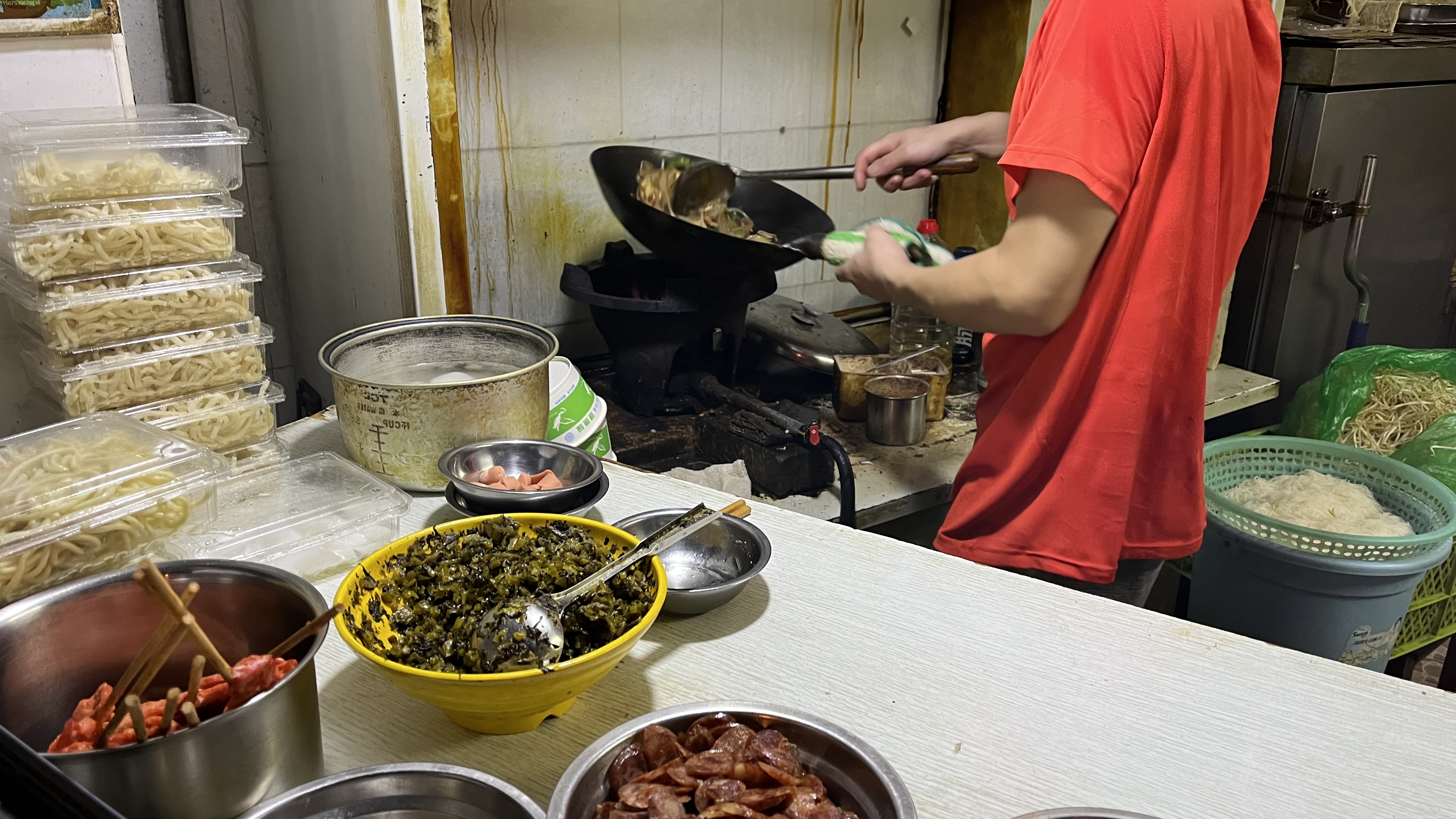 上海滩几乎绝迹的炒面摊,只在晚上营业,属于是物美价廉了