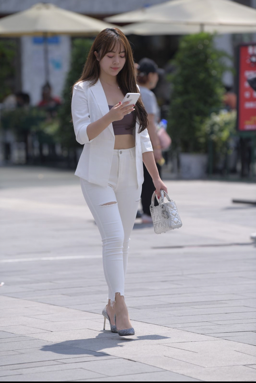 白色紧身牛仔裤美女#拍摄# #美女# #街拍