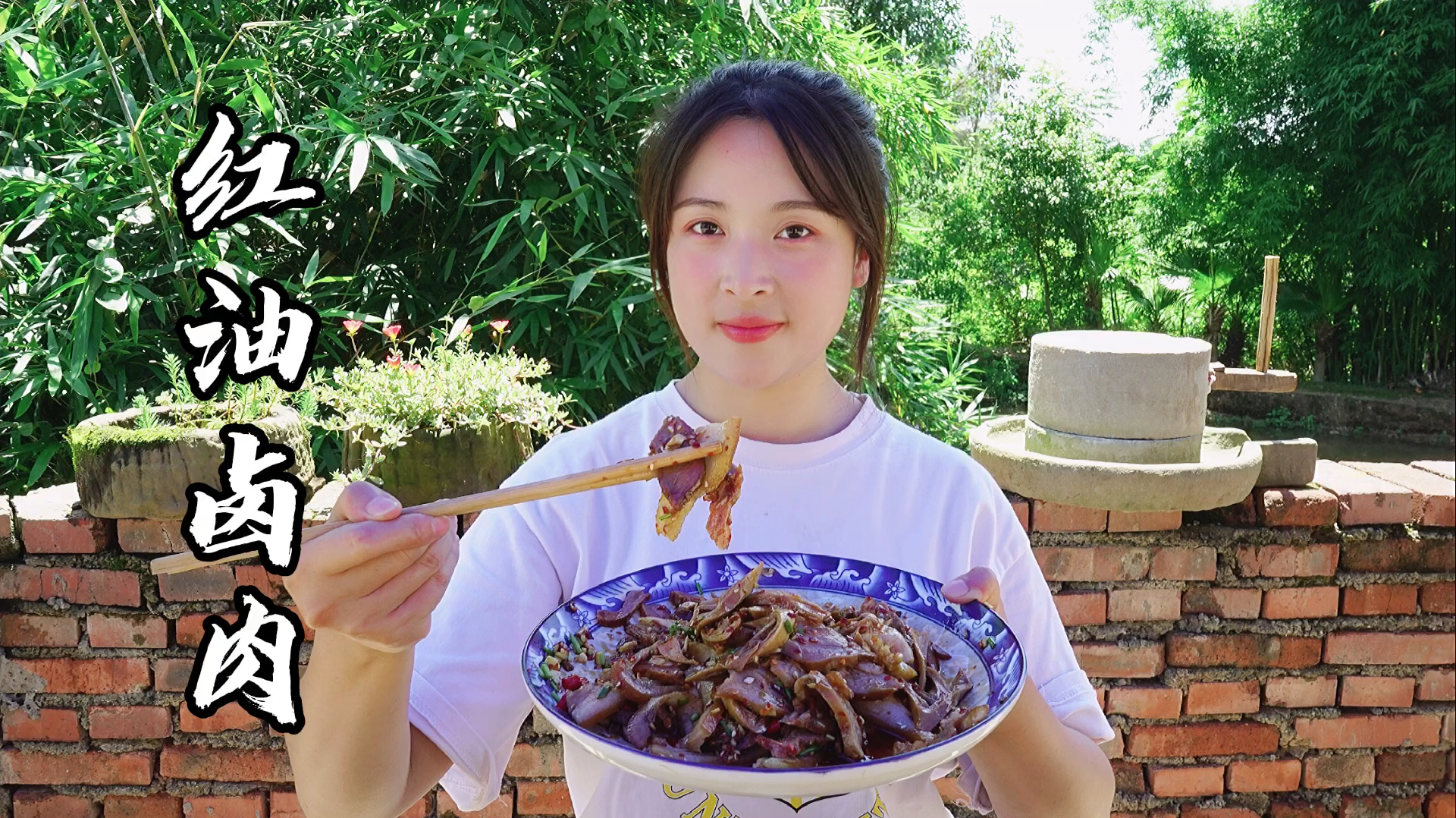 川妹子秘制红油辣子,凉拌一个卤肉,麻辣鲜香,吃得真过瘾