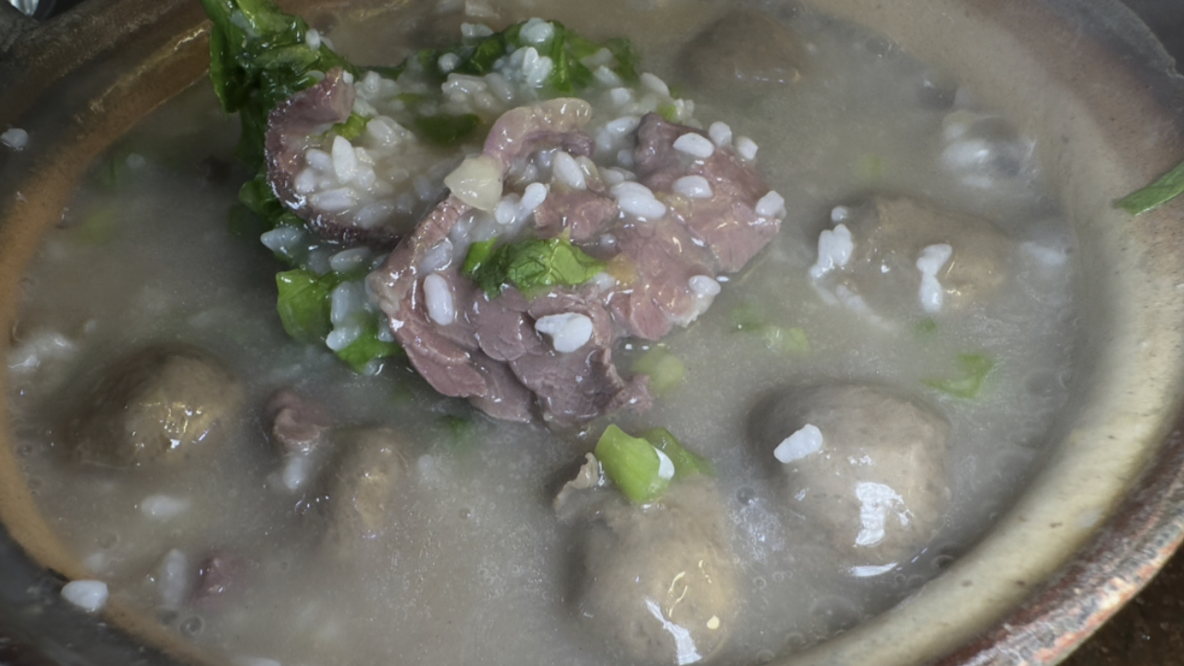 揭阳牛肉砂锅粥,牛肉嫩滑牛筯丸Q弹爆汁,粥鲜味美做法简单美味