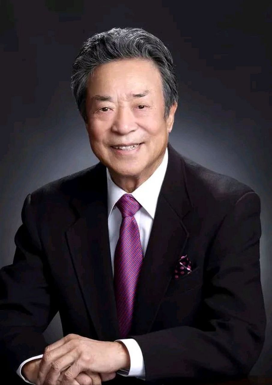 主持人问歌唱家李光羲,您没有学过唱歌,也没有接受过训练,怎么就成了