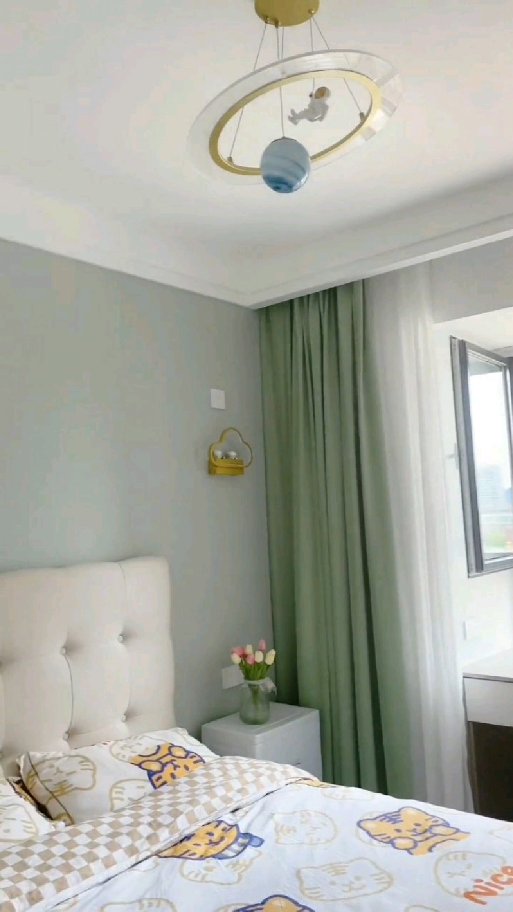 我家儿童房,床头背景墙刷豆蔻青,搭配同色系的窗帘,简单耐看!