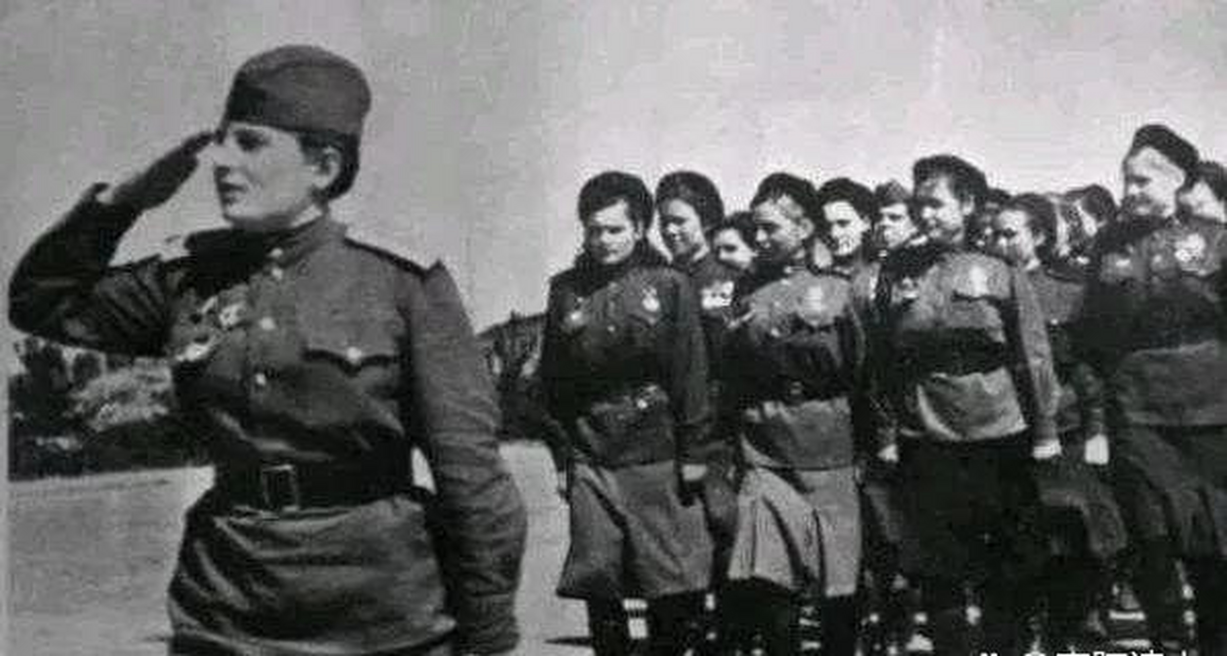 1941年,一名受傷的蘇聯女兵被德軍抓捕,德軍先是輪姦了她,而後又將她